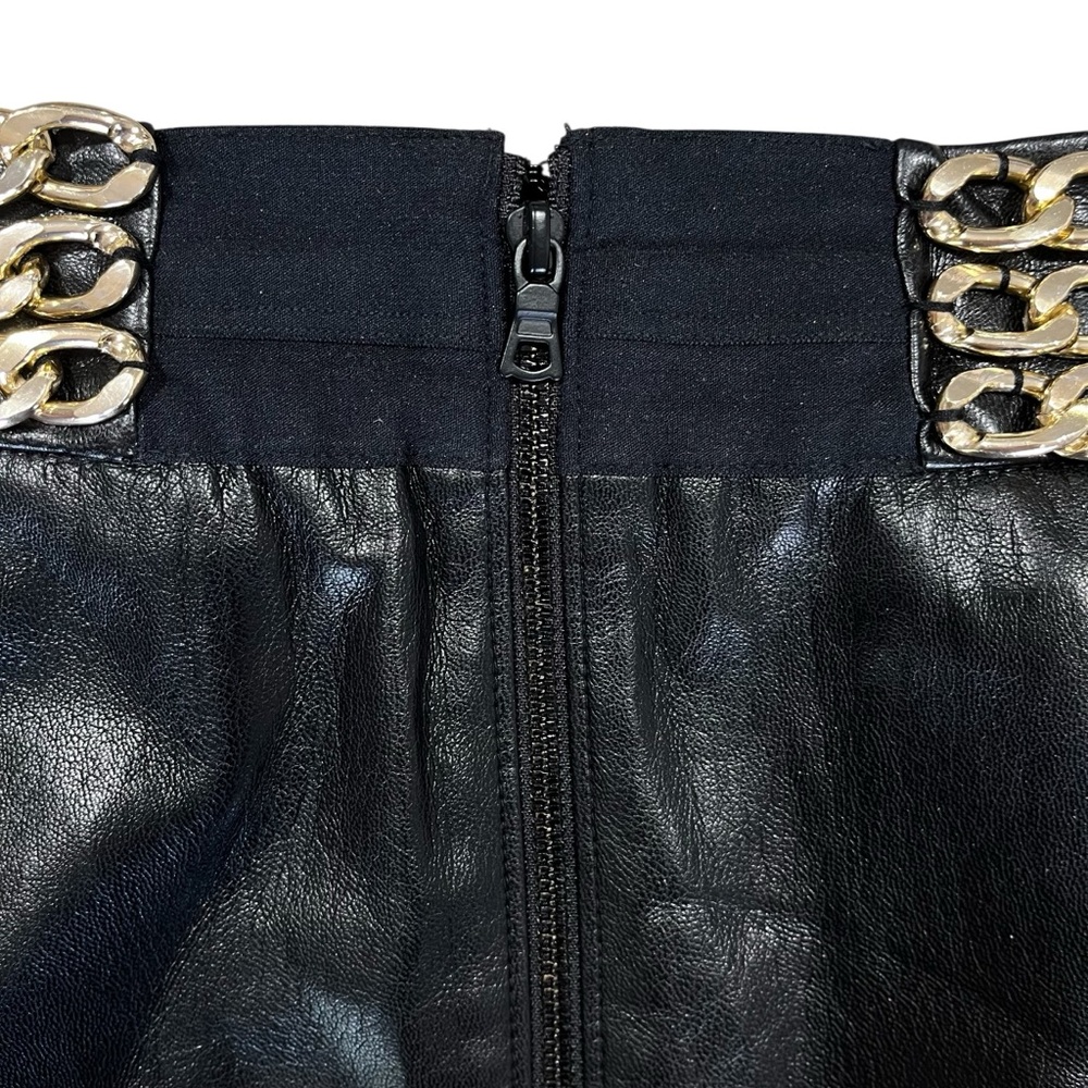 Alice + Olivia Rizo Black Vegan Leather Gold Chain Mini Skirt Size 6 - Picture 4 of 6